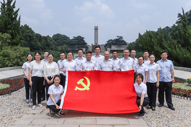 05 在南京雨花台烈士陵园纪念碑前留影_副本.jpg