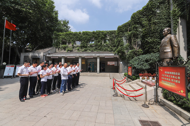 01 在梅园纪念馆周恩来铜像前共同宣读《我的修养要则》_副本.jpg