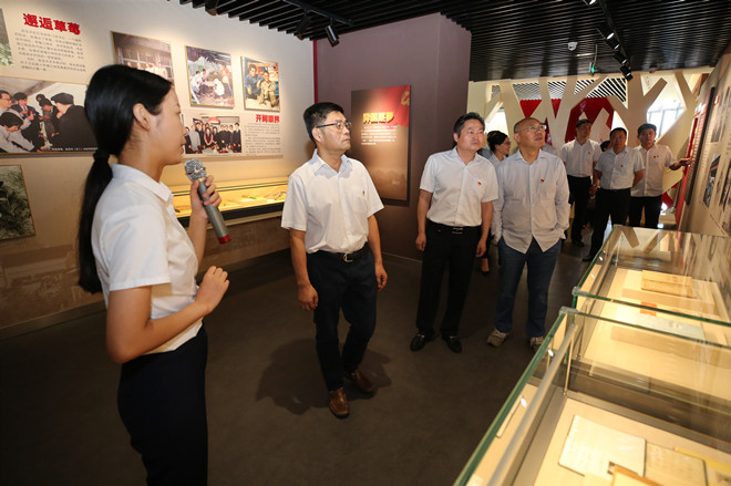 05参观赵亚夫先进事迹展示馆2_副本.jpg