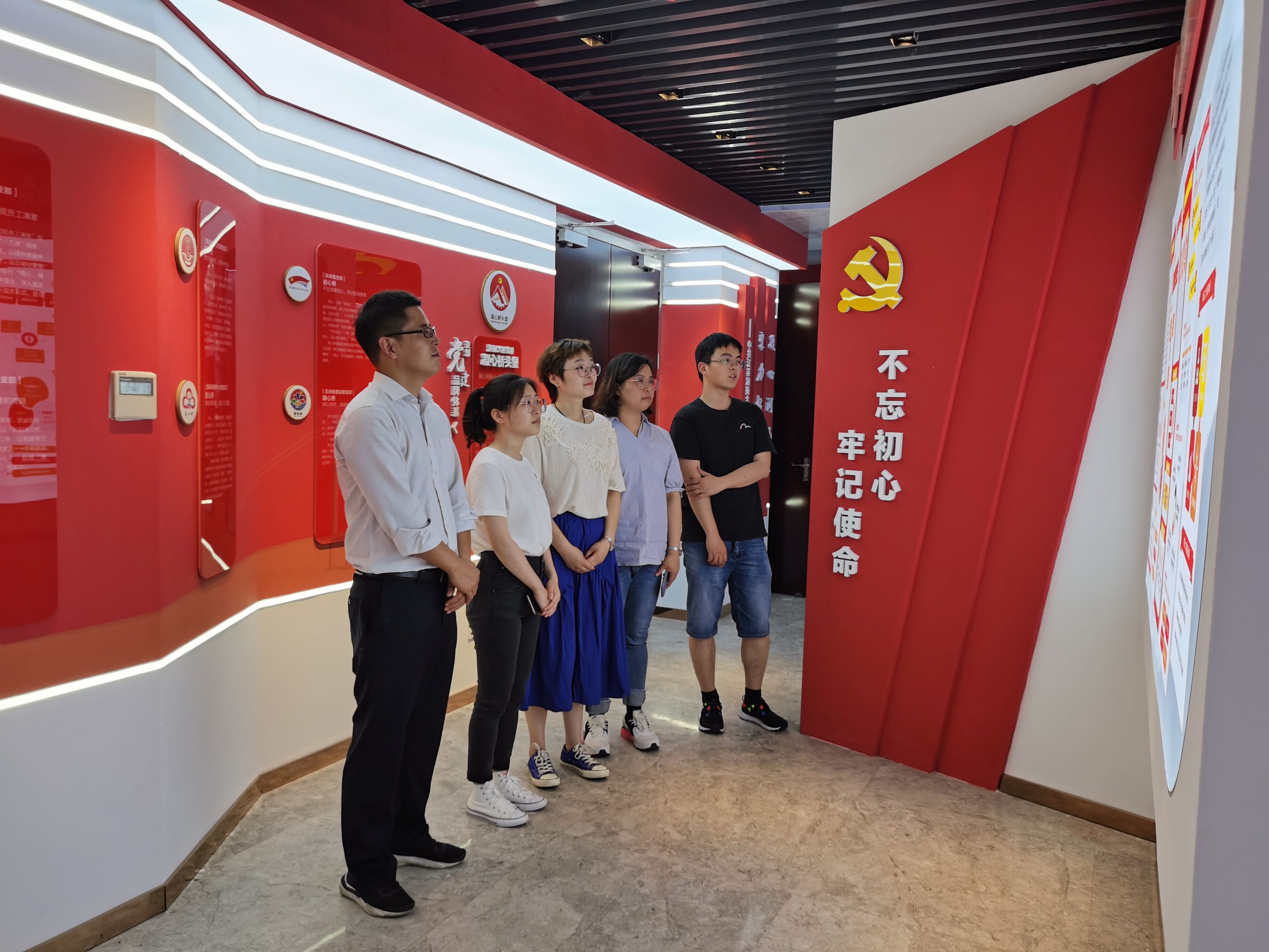 参观党建阵地.jpg