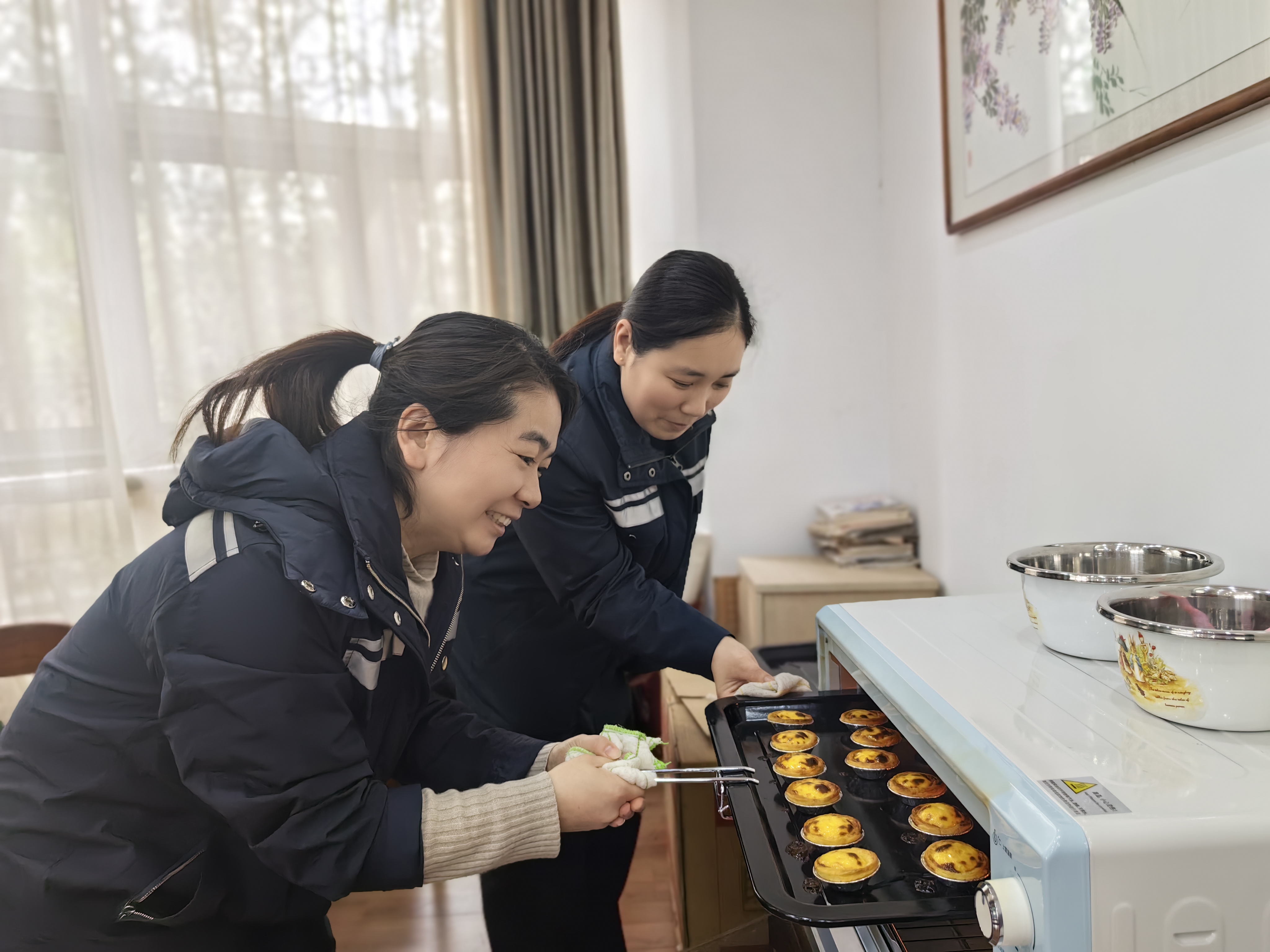 女职工正在制作蛋挞.jpg