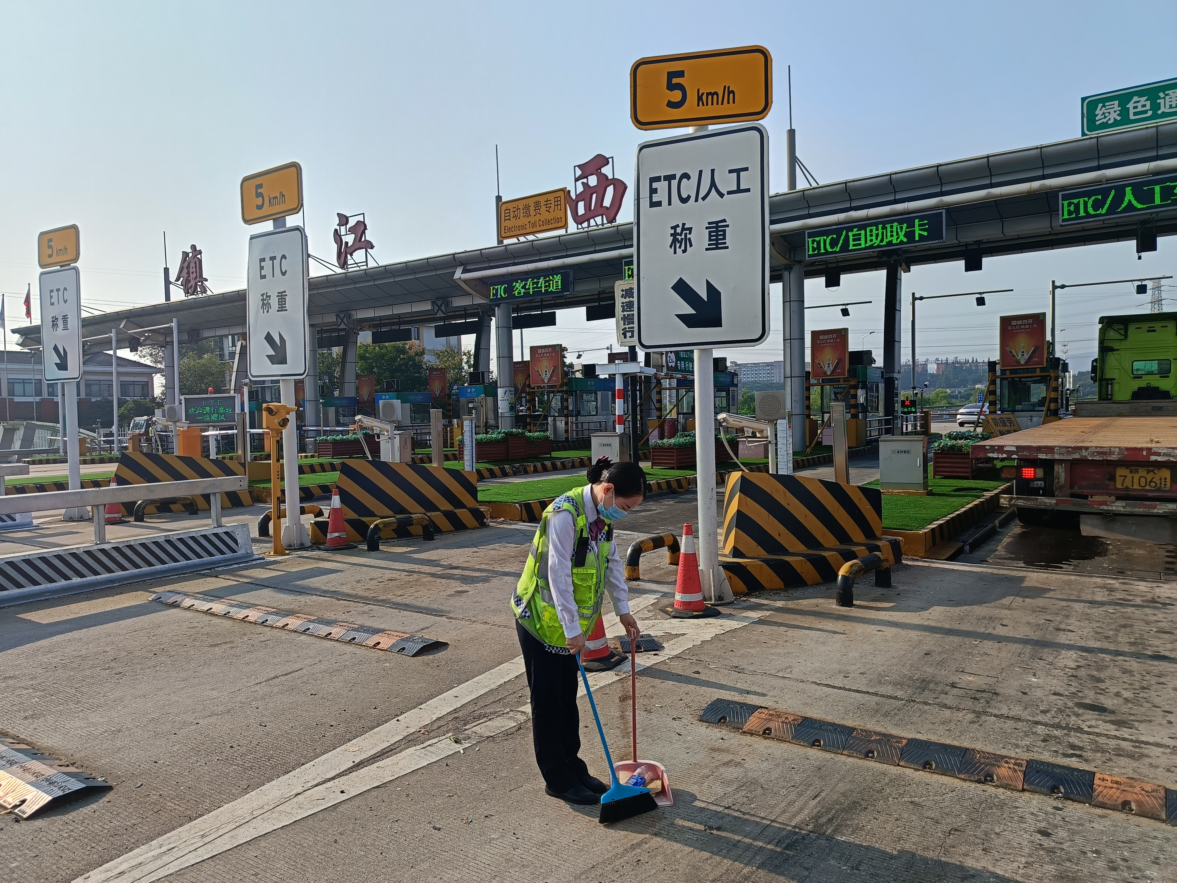清晨清扫道口.jpg