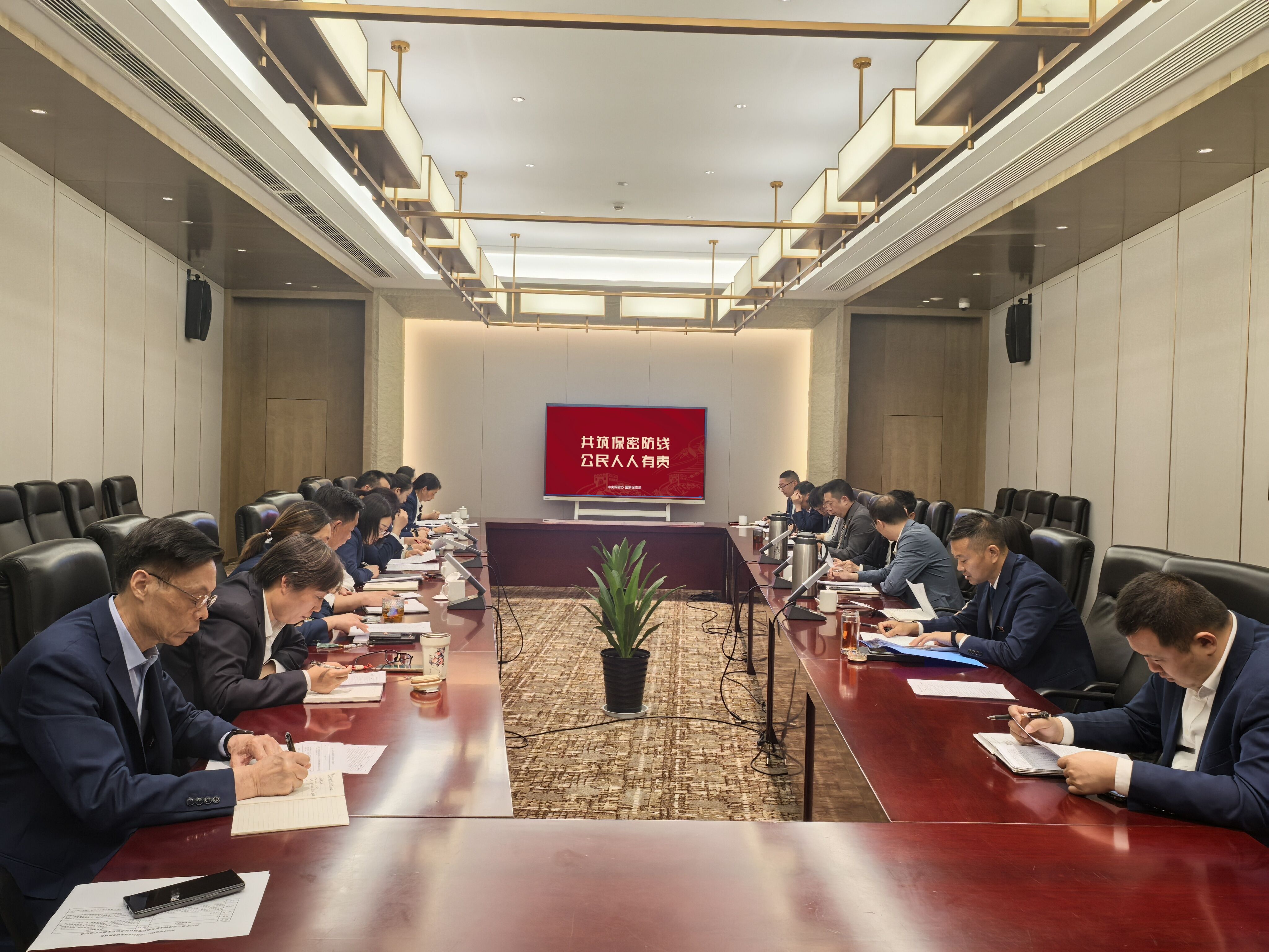 润扬大桥酒店召开专题会议学习保密要求.jpg