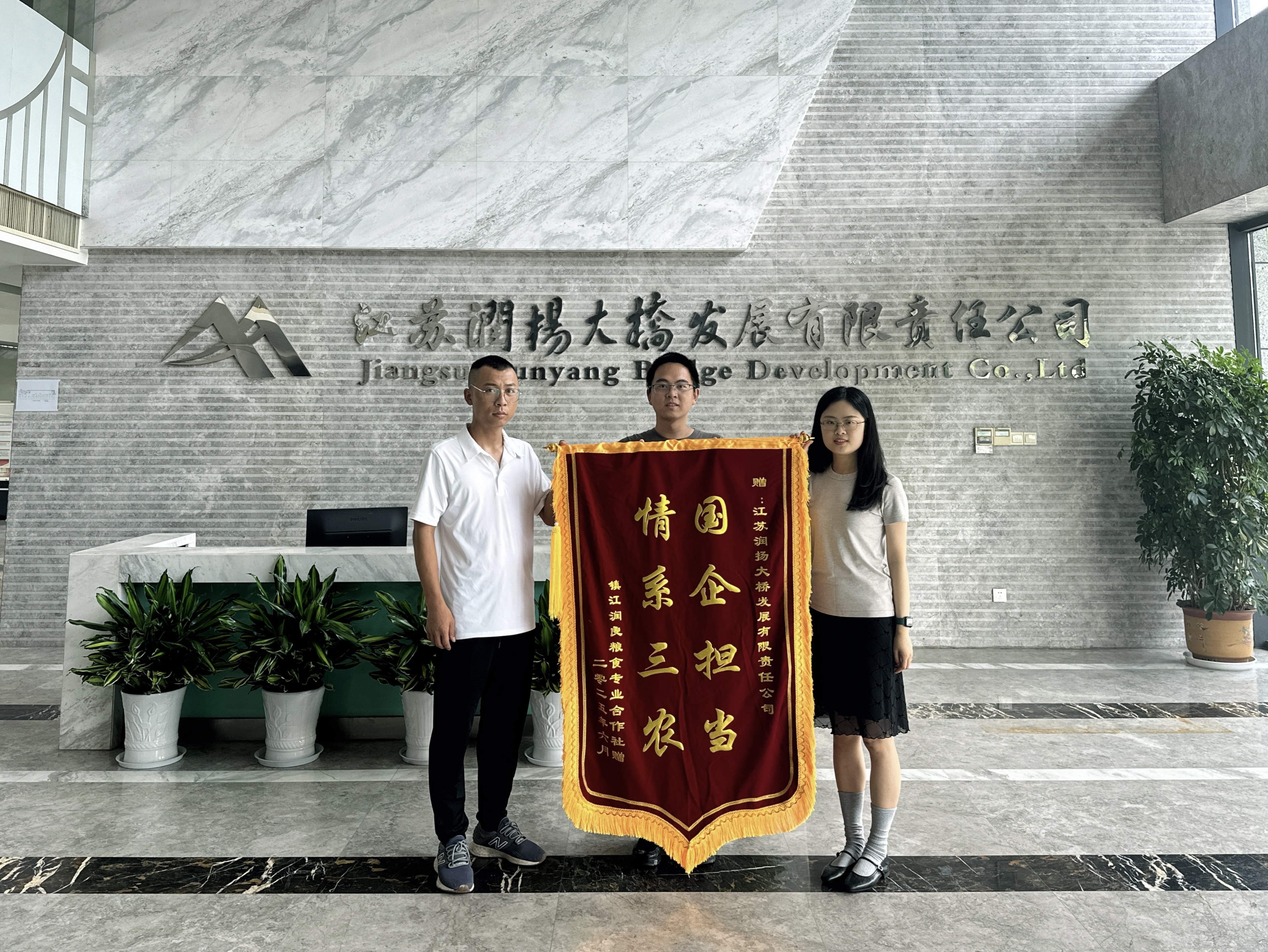 解“晒粮愁”,大桥热心显担当.jpg